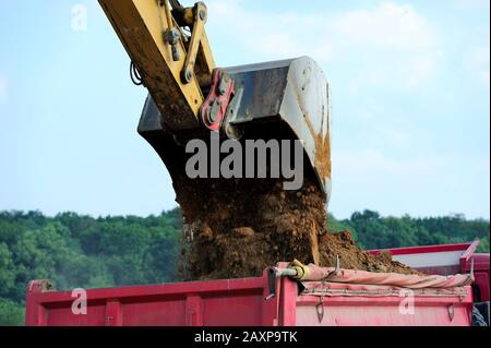 Erde, Erdbau, Bagger, Schaufel, Layer, Ausbau, Bergbau, Schwerindustrie, Arbeit, Job, Gelände, Ausgrabungen, Beladung, Transport, Gewicht, Sicherheit, Stockfoto