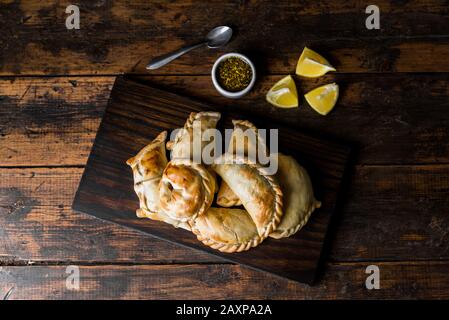 Traditionell gebackene argentinische Empanadas herzhafte Gebäck mit Beef Füllung. Stockfoto