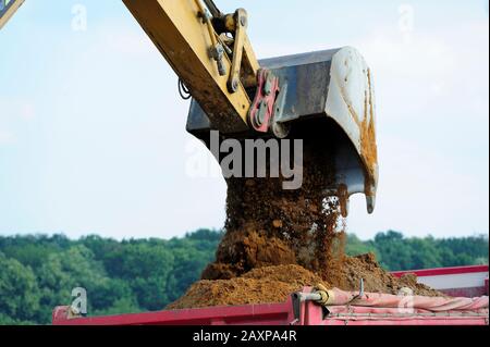 Erde, Erdbau, Bagger, Schaufel, Layer, Ausbau, Bergbau, Schwerindustrie, Arbeit, Job, Gelände, Ausgrabungen, Beladung, Transport, Gewicht, Sicherheit, Stockfoto