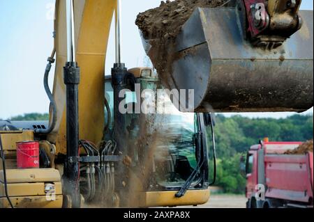 Erde, Erdbau, Bagger, Schaufel, Layer, Ausbau, Bergbau, Schwerindustrie, Arbeit, Job, Gelände, Ausgrabungen, Beladung, Transport, Gewicht, Sicherheit, Stockfoto