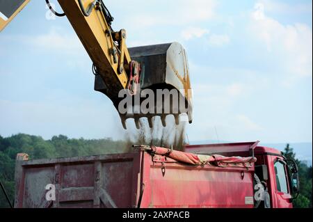 Erde, Erdbau, Bagger, Schaufel, Layer, Ausbau, Bergbau, Schwerindustrie, Arbeit, Job, Gelände, Ausgrabungen, Beladung, Transport, Gewicht, Sicherheit, Stockfoto