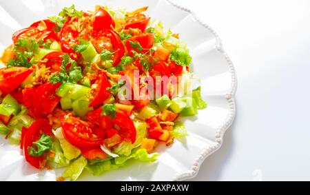 Köstlicher Salatmix auf weißem Teller Stockfoto