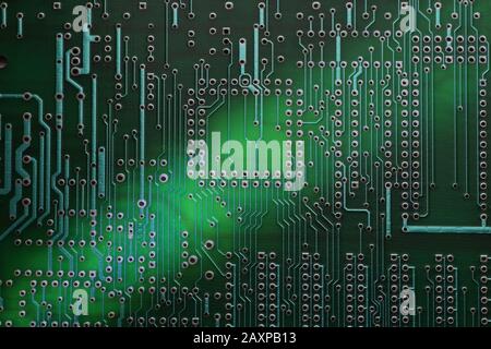 Foto der Oberfläche in großer Nahaufnahme. Nahaufnahme der Leiterplatte (PCB). Stockfoto