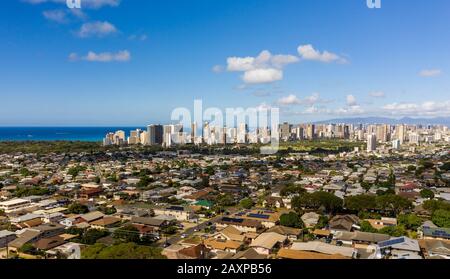 Luftdronblick auf die Vororte Kaimuki und Waikiki mit Honolulu im Hintergrund Stockfoto