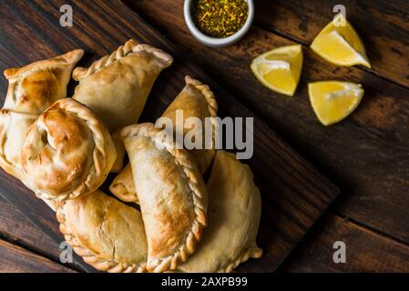 Traditionell gebackene argentinische Empanadas herzhafte Gebäck mit Beef Füllung. Stockfoto