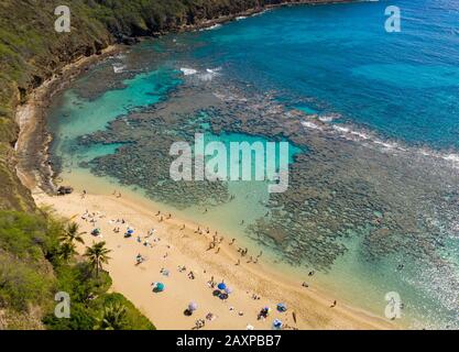 Luftaufnahme des klaren Wassers des Naturschutzes Hanauma Bay in der Nähe von Waikiki auf Oahu, Hawaii Stockfoto