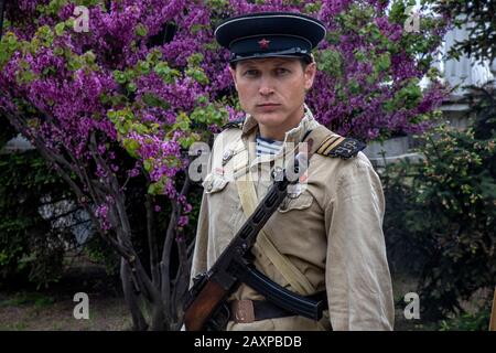 Krim. Sewastopol,9. Mai 2019 EIN Mann in Uniform des Marinesoldaten der schwarzen Seeflotte (Zeiten des großen Vaterländischen Krieges) während der Siegesfeier in der Stadt Sewastopol, Republik Krim Stockfoto