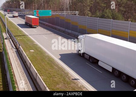 Fragmentieren Sie integrierte Schallschutzplatten. Fahrzeugverkehr auf der Autobahn. Stockfoto