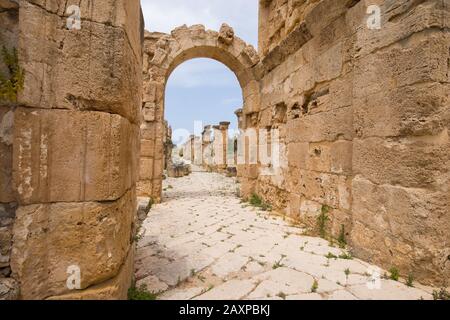 Ein kleiner Bogen in der Nähe des Triumphbogens. Roman bleibt in Tyrus. Reifen ist eine alte phönizische Stadt. Reifen, Libanon - Juni 2019 Stockfoto