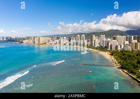 Luftdrone Blick auf die Meeresfront auf Waikiki mit Honolulu im Hintergrund Stockfoto