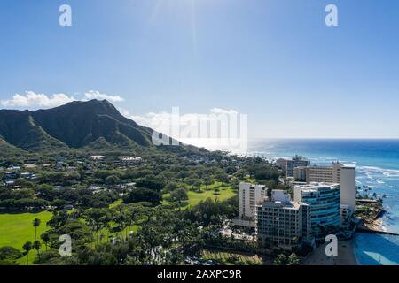 Luftdronblick auf die Meeresfront auf Waikiki mit Diamond Head im Hintergrund Stockfoto