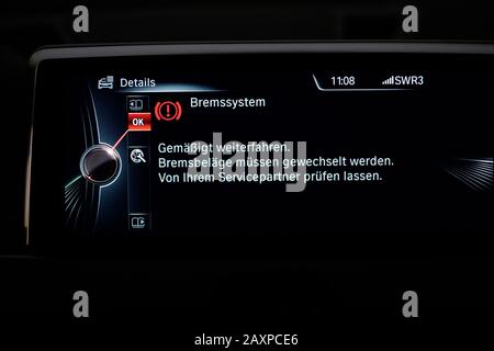 Intelligente Fahrerassistenzsysteme, Bordcomputer mit Warnbremssystem, Bremsbeläge müssen ausgetauscht werden Stockfoto