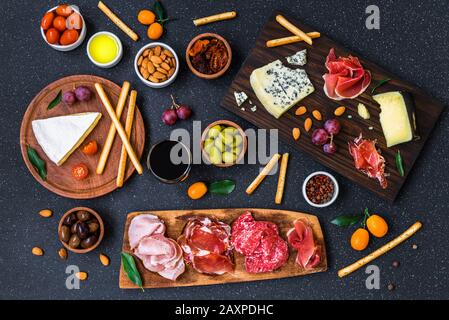 Tisch mit Antipasti und Vorspeisen mit Aufschnitt und Käse Deli Platte. Stockfoto