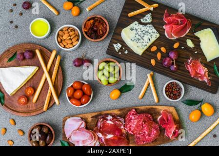 Tisch mit Antipasti und Vorspeisen mit Aufschnitt und Käse Deli Platte. Stockfoto
