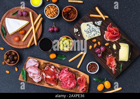 Tisch mit Antipasti und Vorspeisen mit Aufschnitt und Käse Deli Platte. Stockfoto