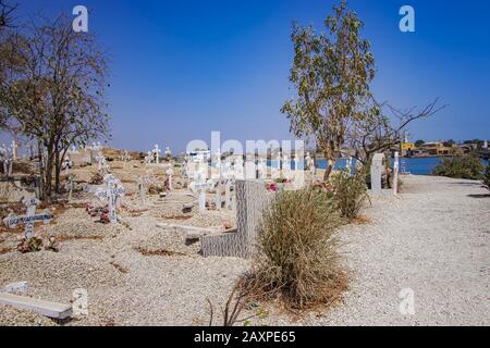 Joal-Fadiout, Senegal - April, 26, 2019: Baobab Bäumen auf dem christlichen Friedhof. Joal-Fadiouth Stadt und Kommune in der Region Thiès am Ende der Stockfoto