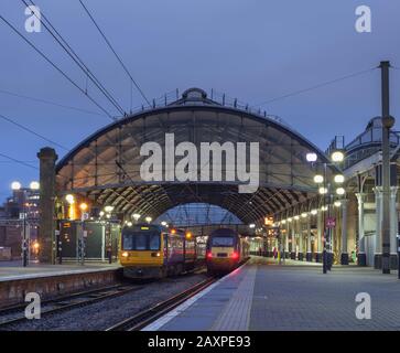 Der Schnellzug der Northern Rail Klasse 142 und die Kreuzfahrten Arriva (Intercity 125) am Newcastle-Hauptbahnhof Stockfoto