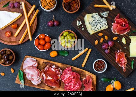 Tisch mit Antipasti und Vorspeisen mit Aufschnitt und Käse Deli Platte. Stockfoto