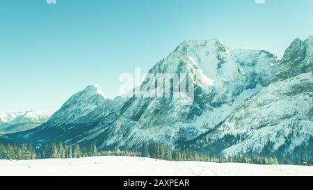 Skipiste und die Berge rund um das Gaistal in Ehrwald, Tyrol, Österreich, Europa. Stockfoto