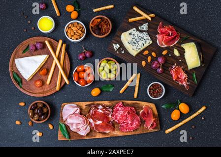 Tisch mit Antipasti und Vorspeisen mit Aufschnitt und Käse Deli Platte. Stockfoto