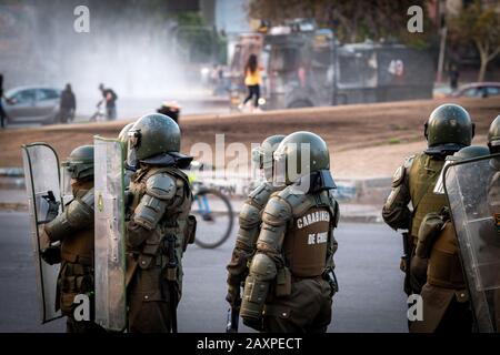 Bereitschaftspolizei auf der Plaza de Italia in Santiago, Chile. Die Armee ist auf den Straßen der Stadt und versucht, die jüngsten Proteste und Demonstrationen unter Kontrolle zu bringen. Stockfoto