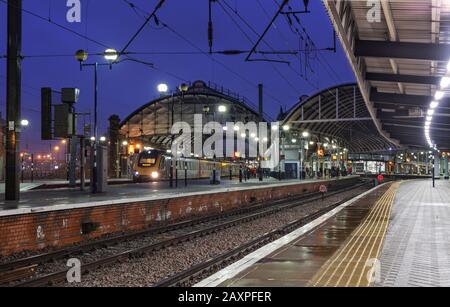 Arriva Crosscountry Trains Klasse 220 Diesel train 220027 am Newcastle Central Railway Station zeigt das Stationsdach. Stockfoto