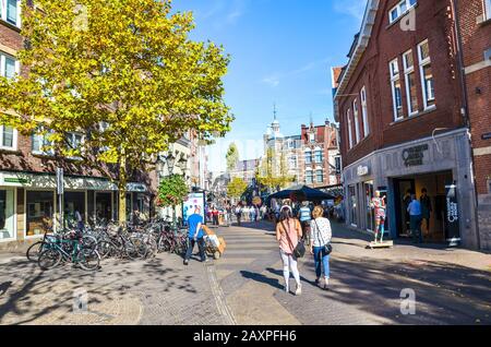 Venlo, Limburg-Niederlande - 13. Oktober 2018: Einkaufsstraße im historischen Zentrum der niederländischen Stadt. Menschen, die auf der Straße spazieren, historischer Platz im Hintergrund. Stockfoto