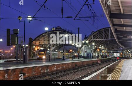 Arriva Crosscountry Trains Klasse 220 Diesel train 220027 am Newcastle Central Railway Station zeigt das Stationsdach. Stockfoto