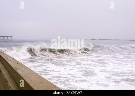 Große Wintersurf vom Ocean Beach Pier aus. San Diego, CA, USA. Stockfoto