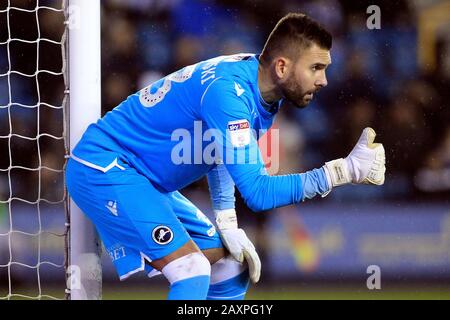 London, Großbritannien. Februar 2020. Bartosz Bialkowski, der Torhüter von Millwall im Einsatz. EFL Skybet Championship Match, Millwall V Fulham at the den in London am Mittwoch, 12. Februar 2020. Dieses Bild darf nur für redaktionelle Zwecke verwendet werden. Nur redaktionelle Nutzung, Lizenz für kommerzielle Nutzung erforderlich. Keine Verwendung bei Wetten, Spielen oder einer einzelnen Club-/Liga-/Spielerpublikationen. PIC von Steffan Bowen/Andrew Orchard Sportfotografie/Alamy Live News Credit: Andrew Orchard Sportfotografie/Alamy Live News Stockfoto