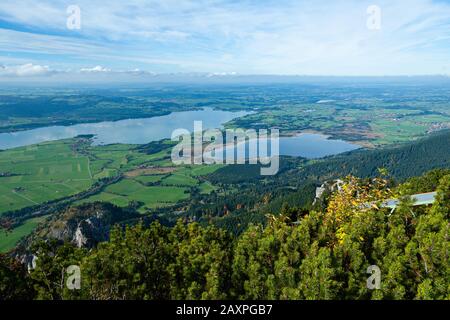 Gleitschirmfliegen über Seen in den bayerischen Alpen Stockfoto