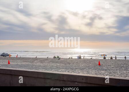 Küstenszene am Mission Beach vor Sonnenuntergang. San Diego, CA, USA. Stockfoto