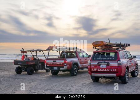 Rettungswagen auf Mission Beach vor Sonnenuntergang. San Diego, CA, USA. Stockfoto