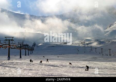 Skifahren im Skigebiet Mount Erciyes in Kayseri, Türkei. Das Skigebiet Mount Erciyes ist eine der längsten Pisten der Türkei. Stockfoto