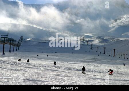 Skifahren im Skigebiet Mount Erciyes in Kayseri, Türkei. Das Skigebiet Mount Erciyes ist eine der längsten Pisten der Türkei. Stockfoto