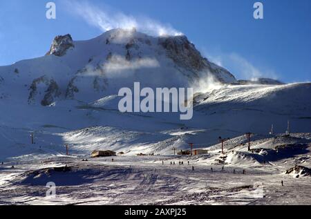 Skifahren im Skigebiet Mount Erciyes hinter dem Berg Erciyes in Kayseri, Türkei. Das Skigebiet Mount Erciyes ist eine der längsten Pisten der Türkei. Stockfoto