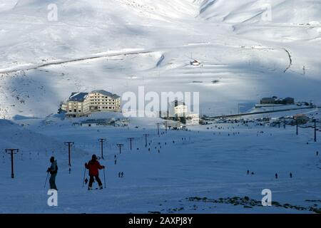 Skifahren im Skigebiet Mount Erciyes in Kayseri, Türkei. Das Skigebiet Mount Erciyes ist eine der längsten Pisten der Türkei. Stockfoto