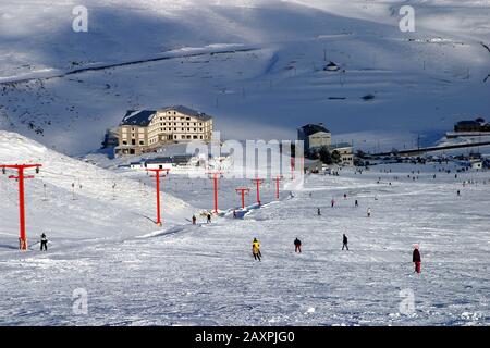 Skifahren im Skigebiet Mount Erciyes in Kayseri, Türkei. Das Skigebiet Mount Erciyes ist eine der längsten Pisten der Türkei. Stockfoto