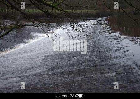 Calver im Winter nach starkem Regen, Peak District, England Großbritannien Stockfoto