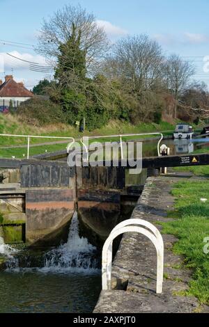 Top Lock von Caen Hill Schlösser an den Kennet and Avon Canal, Devizes, Wiltshire gesehen von Devizes Town Bridge, Northgate Street Stockfoto