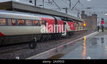 London North Eastern Railway (LNER) High Speed Train (Intercity 125) am Newcastle Central Station mit Eisenbahnfans, die ein Foto davon machen Stockfoto