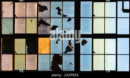 Zertrümmerte Fenster in und verlassene Fabrik Stockfoto