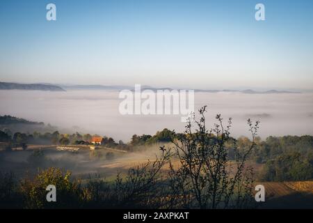 Dichter Nebel über den Bergen Stockfoto