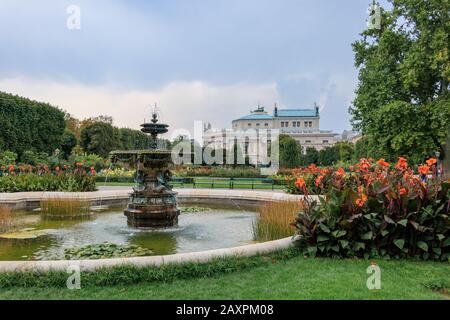 Wien, Österreich - 1. September 2019: Das Staatstheater Burgtheater in Wien Blick aus einem öffentlichen Park den Volksgarten in der Wiener Stadt Stockfoto