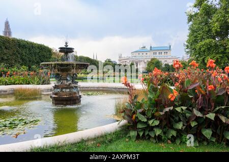 Wien, Österreich - 1. September 2019: Brunnen im Volksgarten in Wien mit Blick auf das Staatstheater Burgtheater, Österreich Stockfoto