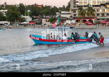Puerto Escondido, Oaxaca, Mexiko - EIN Sportfischerboot bringt Touristen auf einen Ausflug auf den Pazifischen Ozean. Stockfoto