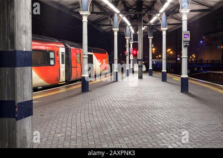 London North Eastern Railway (LNER) High Speed Train (Intercity 125) am Newcastle Central Station mit Klasse 43 Power Car 43309 sichtbar Stockfoto