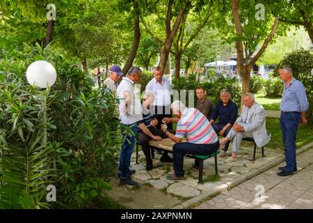 Die Männer spielen Domino in einem Park in der Innenstadt, Vlorë, Vlorë, Qark Vlorë, Albanien Stockfoto