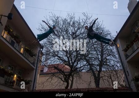 Prag, Böhmisch/Tschechien - 13-01-2020: Kunstskulpturen am Himmel Stockfoto