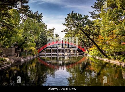 Sorihashi-Brücke im Sumiyushi-Taisha-Schrein von Osaka, Japan Stockfoto